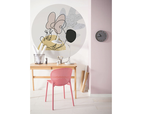 Dekoratives Zimmer mit Schreibtisch, Stuhl und Wandtattoo