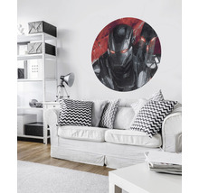Wohnzimmer mit einem Sofa und Wandtattoo eines Superhelden