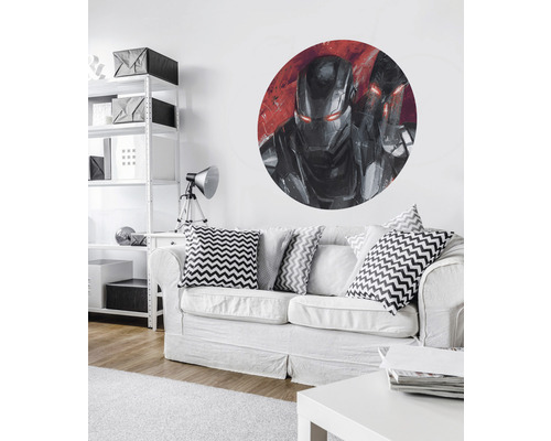 Wohnzimmer mit einem Sofa und Wandtattoo eines Superhelden