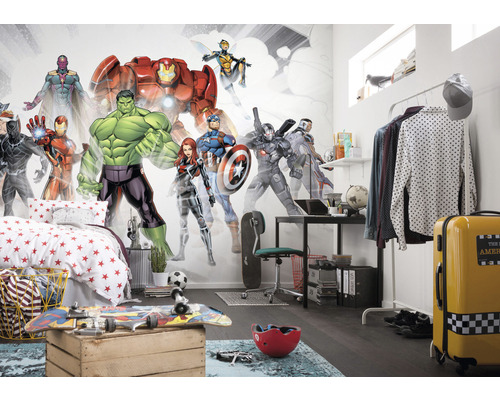 Ein Kinderzimmer mit einer Fototapete mit Marvel Avengers Motiven.