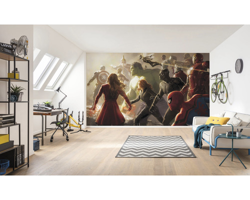 Wohnraum mit Fototapete mit Superheldenmotiven, Regal, Schreibtisch und Sofa