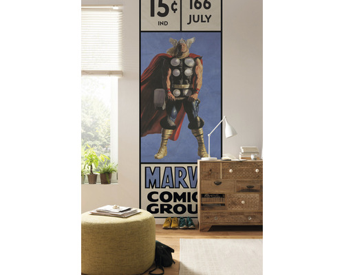 Wohnraum mit Thor Comic Wandbild, Ottoman und Holzkommode