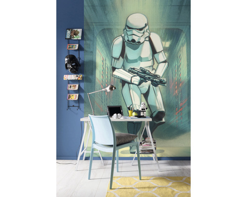 Jugendzimmer mit Star Wars Wandbild, Schreibtisch und blauem Stuhl