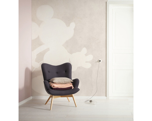 Wohnzimmer mit Sessel und Wandtapete mit Mickey Maus Motiv