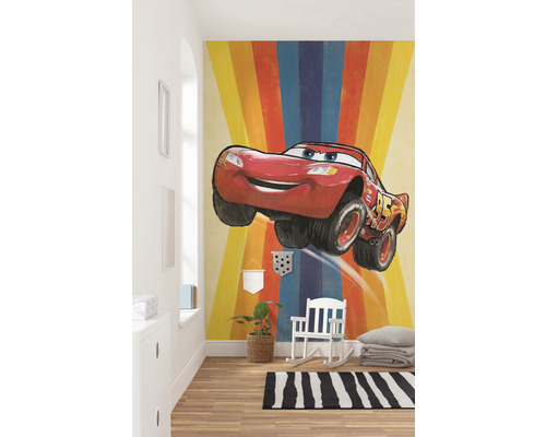 Kinderzimmer mit Wandbild von Lightning McQueen und einem gestreiften Teppich