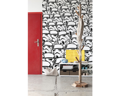 Flur mit Star Wars Tapete, Garderobenständer und Schuhregal