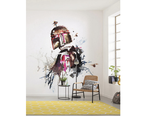 Wohnzimmer mit gemalter Star Wars Figur Boba Fett an der Wand, Sessel und gelbem Teppich