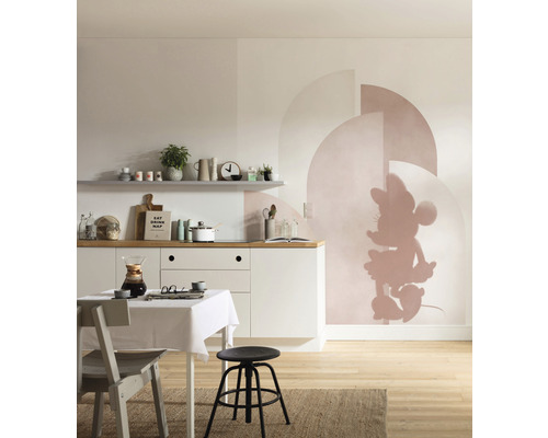 Wohnraum mit Küchenzeile, Esstisch und Wandbild mit Minnie Maus Motiv
