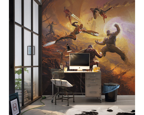 Büro mit Schreibtisch, Stuhl und Wandbild mit Marvel-Motiv