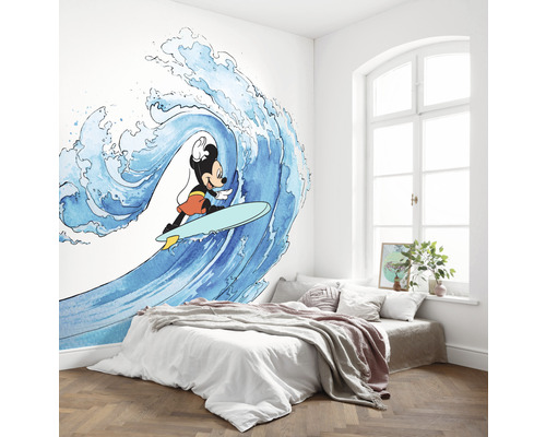 Schlafzimmer mit Wandbild von Micky Maus beim Surfen auf einer Welle