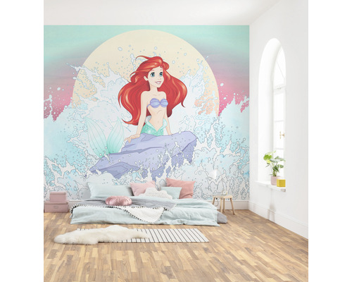 Zimmer mit Fototapete, die Arielle, die Meerjungfrau darstellt, über einem Bett.