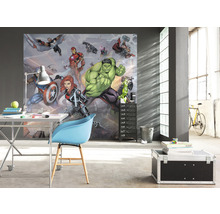 Ein Zimmer mit einer Fototapete mit Comicfiguren, einem Schreibtisch, einem Stuhl und einem Rollcontainer.