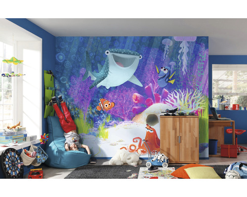 Kinderzimmer mit Findet Nemo Fototapete, Sitzsack und Kind