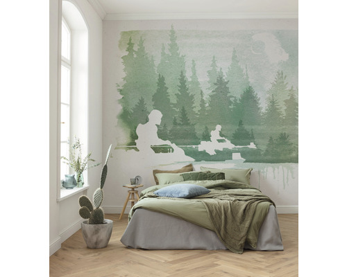 Schlafzimmer mit Doppelbett, Bettwäsche und Wandbild mit Waldmotiv
