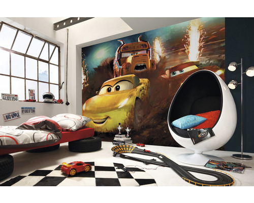 Themenzimmer mit Tapete mit Cartoon-Motiven, Bett auf Reifen, Rennstrecke und Ei-Sessel