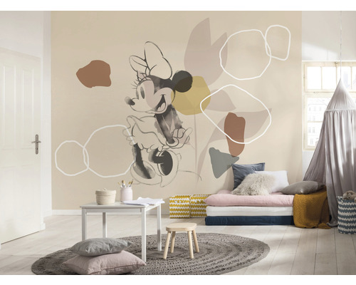 Dekoriertes Kinderzimmer mit Minnie Maus Wandbild, Tisch und Spielbereich.