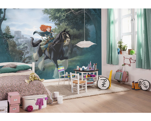 Kinderzimmer mit Wandbild, Bett, Tisch und Stühlen