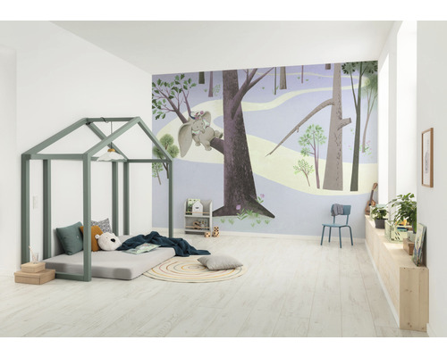 Kinderzimmer mit Waldtapete, Hausbett und Holzboden