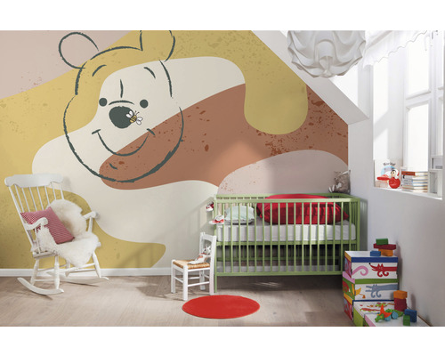 Kinderzimmer mit Wandbild von Winnie Puuh, Wiege und Schaukelstuhl