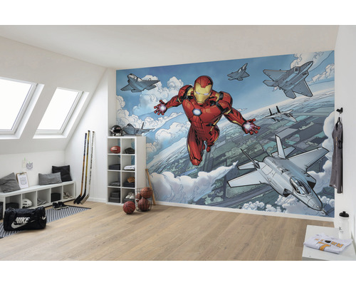 Heller Raum mit einer Fototapete mit Iron Man und Kampfflugzeugen an der Wand.