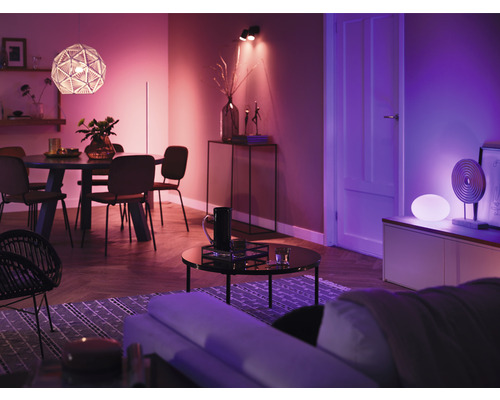 Wohnzimmer mit Esstisch, Sofa und verschiedenen Lampen für eine stimmungsvolle Beleuchtung