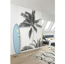 Helles Schlafzimmer mit Fototapete, Surfbrett und Teppich