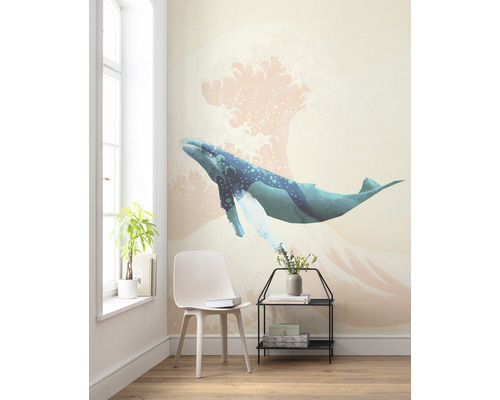 Wohnraum mit Wandbild eines Wals und einer Welle