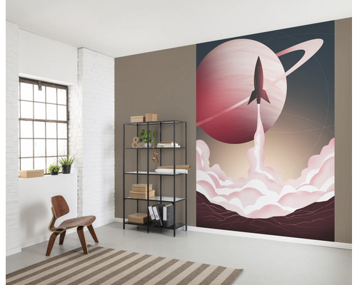 Raumansicht mit Raketen-Fototapete, Regal und Stuhl