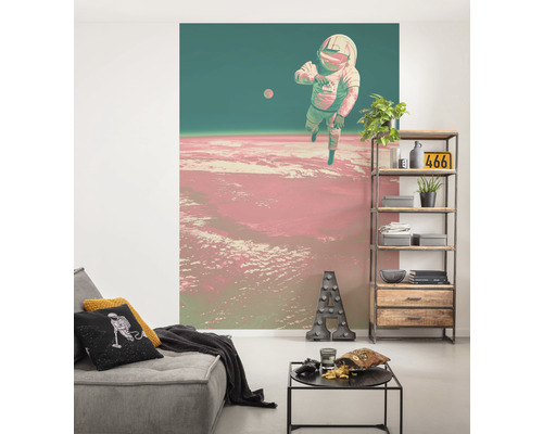 Wohnzimmer mit Astronauten-Fototapete, Sofa und Regal