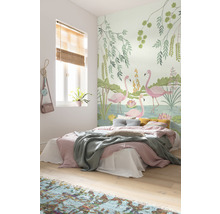 Schlafzimmer mit einer Fototapete mit Flamingos, Bett und Fenster