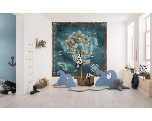 Kinderzimmer mit Pirateninsel-Wandbild, Holzelementen und Spielzeugen im nautischen Stil.
