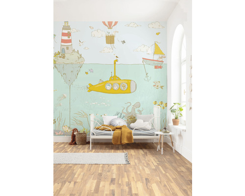 Kinderzimmer mit Unterwasserwelt-Tapete, Bett und Holzboden