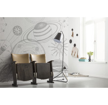 Raumansicht mit Tapete mit Planetenmuster, Theatersessel und Stehlampe