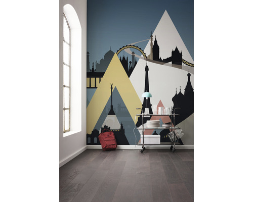 Raum mit Fototapete mit Skyline-Motiv, Servierwagen und Rucksack