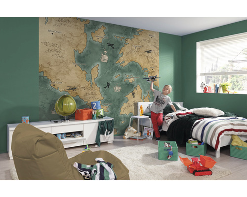 Kinderzimmer mit Weltkarten Tapete, Bett, Kommode und Kind, der ein Spielzeugflugzeug hält.