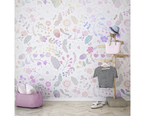 Kinderzimmer mit floral gemusterter Tapete, Korb, Kleiderständer und Accessoires