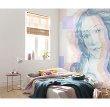 Helles Schlafzimmer mit Bett, Nachttisch, Fenster und Wandbild
