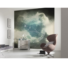 Wohnzimmer mit Mustertapete, Sessel und Kommode