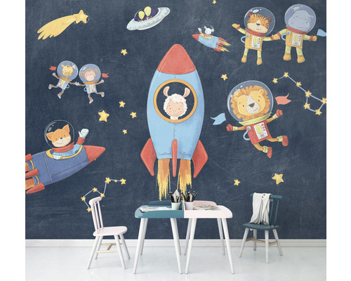 Zimmer mit Kindertapete mit Weltraummotiven, darunter Tiere in Raketen und Sternbilder