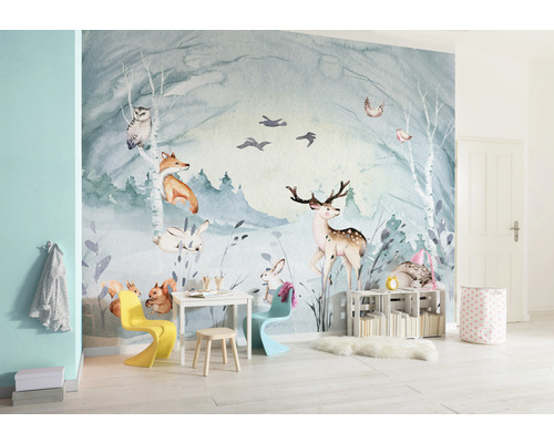 Kinderzimmer mit Tiermotivtapete mit Waldtieren, Tisch, Stühlen und Aufbewahrungsmöbeln.