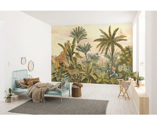 Dekoratives Kinderzimmer mit Dschungel Tapete, Bett und Teppich