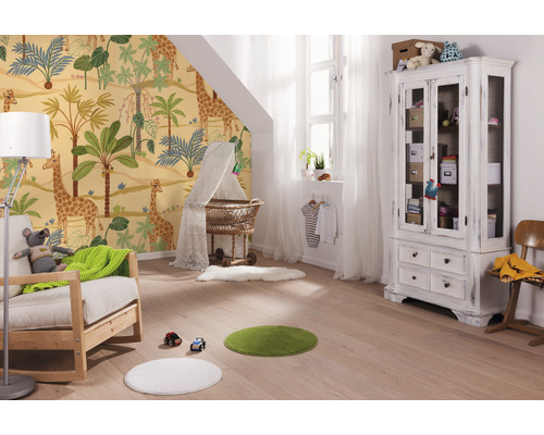 Kinderzimmer mit Giraffentapete, Babywiege und Spielzeug