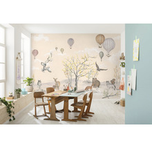 Zimmer mit Tiermotiven und Heißluftballons an der Wand