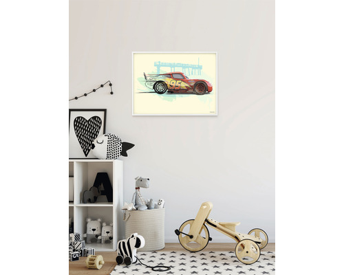 Dekoratives Kinderzimmer mit einem gerahmten Bild von Lightning McQueen