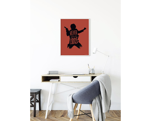"Dekoratives gerahmtes Poster mit der Silhouette einer Figur und dem Schriftzug ""Never tell me the odds"" über einem Schreibtisch"