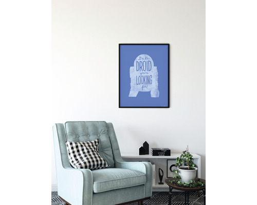Dekoratives Zimmer mit Sessel und gerahmtem Star Wars-Poster mit dem Text Ich bin der Droide, den Sie suchen.