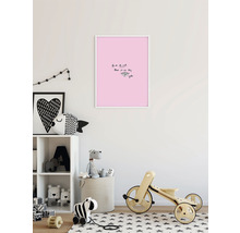 Kinderzimmer mit Spielzeug, Regal und gerahmtem Bild an der Wand