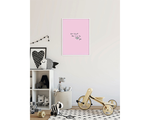 Kinderzimmer mit Spielzeug, Regal und gerahmtem Bild an der Wand