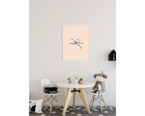 Kinderzimmer mit einem runden Tisch, Stühlen und einem gerahmten Bild an der Wand