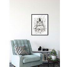 Ein gerahmtes Poster mit einer Illustration einer Figur vor einer Wand in einem Wohnzimmer.